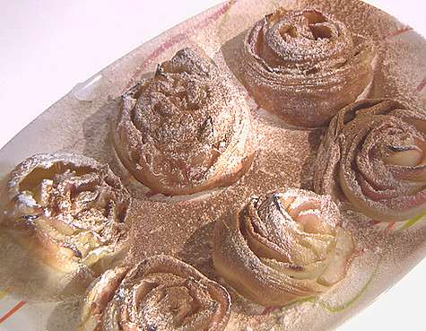 Яблочные розы в слоеном тесте. Фото: материалы пресс-служб.