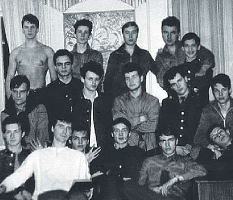 Леонид Агутин во время службы на границе (во втором ряду четвертый слева). Фото: Instagram.com. Леонид Агутин во время службы на границе (во втором ряду четвертый слева). Фото: Instagram.com.