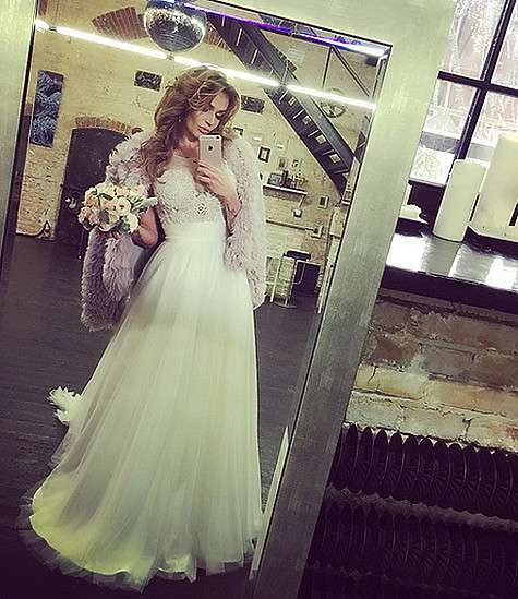 Этот снимок из свадебного салона на днях появился в микроблоге Водонаевой. Фото: Instagram.com/alenavodonaeva.