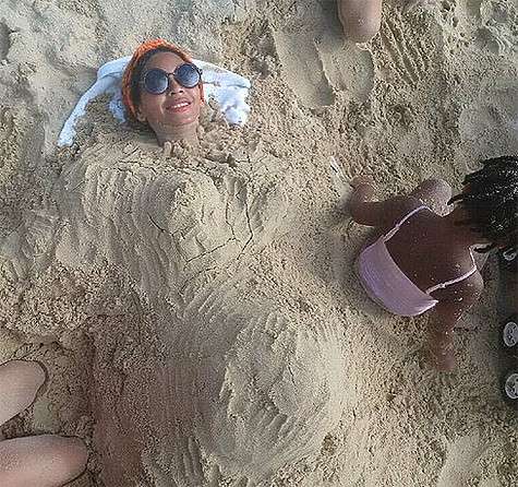 В микроблоге Бейонсе появился снимок, который вновь породил волну слухов о беременности певицы. Фото: Instagram.com/beyonce.