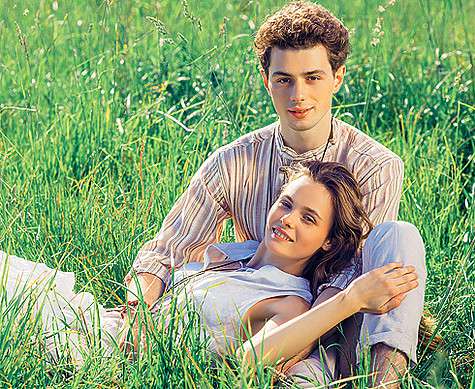 Роли юных влюбленных достались третьекурсникам Щепкинского училища Араму Вадеваняну и Ангелине Стречиной. Фото: материалы пресс-служб.