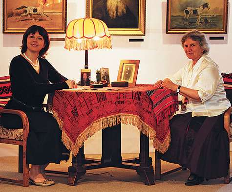 Фекла с мамой Светланой Михайловной Толстой на выставке, посвященной 90-летию ее отца, Никиты Ильича Толстого. В честь этого события в музее на Пятницкой, 12, воссоздан его кабинет. Фото: материалы пресс-служб.