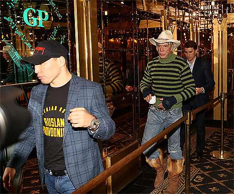 Во время шоу Микки Рурк продемонстрировал свою обувь, которая вызвала бурю оваций. Фото: материалы пресс-служб.