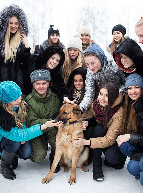 Незадолго до конкурса участницы решили посетить военную часть. Фото: материалы пресс-служб.