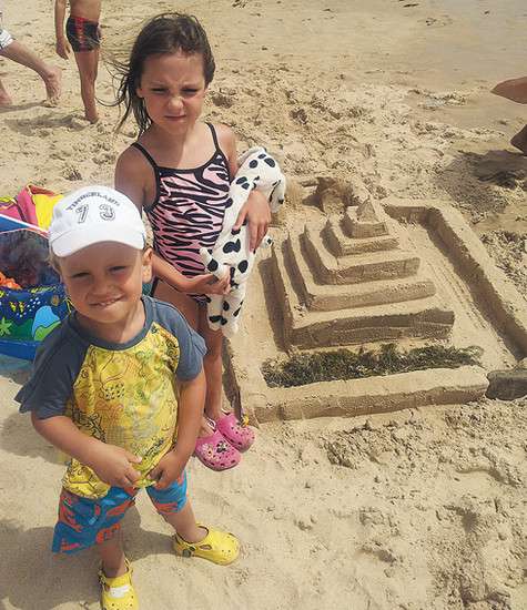 Младшие Кристовские — Илья и Алиса — все лето провели на испанском побережье в Марбелье. Фото: материалы пресс-служб.