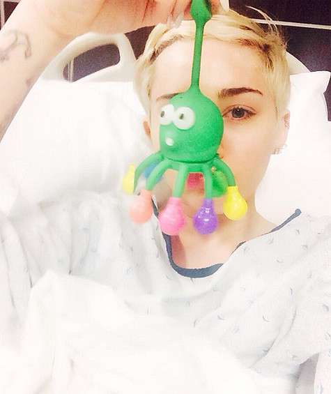 Майли Сайрус в больнице. Фото: Twitter.com.