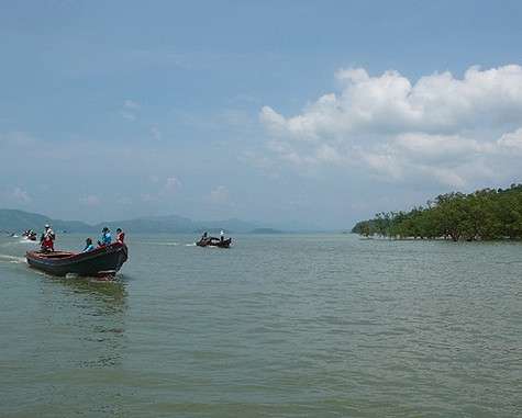 Поездка до Мьянмы по воде занимает минут тридцать-сорок.