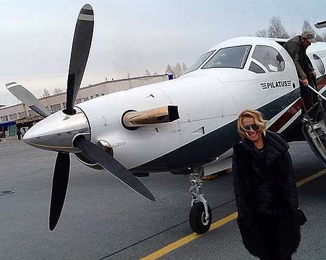 Сначала Анжелика Варум испугалась садиться в такой маленький самолет. Фото: Instagram.com/avarum.