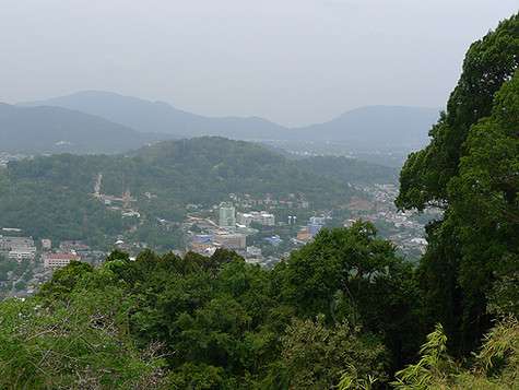 С вершины горы открывается потрясающий вид на столицу острова.