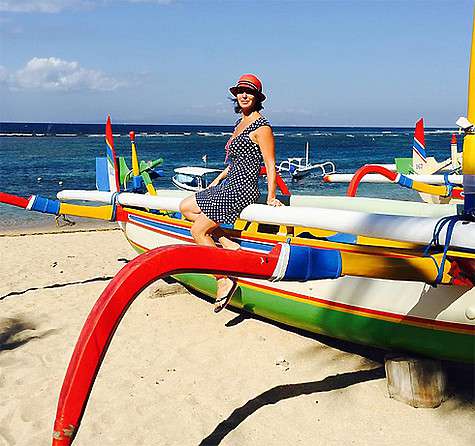 Алика Смехова пообщалась с местными жителями, которые рассказали ей о своем образе жизни. Например, показали главную "кормилицу" - рыбацкую лодку. "На таких лодочках рыбаки выходят в бушующий океан", - прокомментировала актриса снимок с лодкой. Фото: Inst Алика Смехова пообщалась с местными жителями, которые рассказали ей о своем образе жизни. Например, показали главную кормилицу - рыбацкую лодку. На таких лодочках рыбаки выходят в бушующий океан, - прокомментировала актриса снимок с лодкой. Фото: Inst