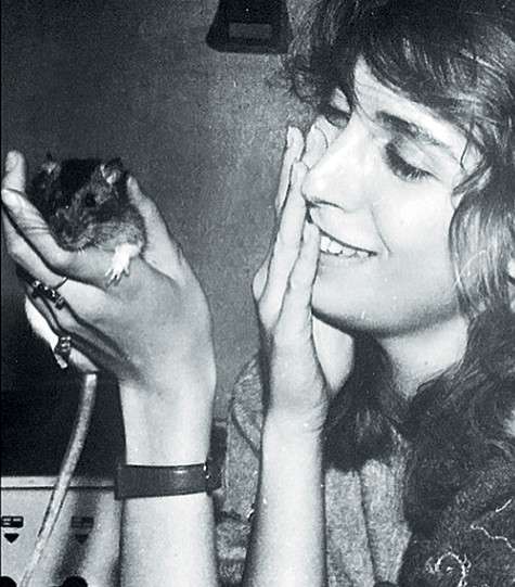 Крыску, которую на снимке держит Светлана Бондарчук, звали Адиком. Фото: Instagram.com. Крыску, которую на снимке держит Светлана Бондарчук, звали Адиком. Фото: Instagram.com.