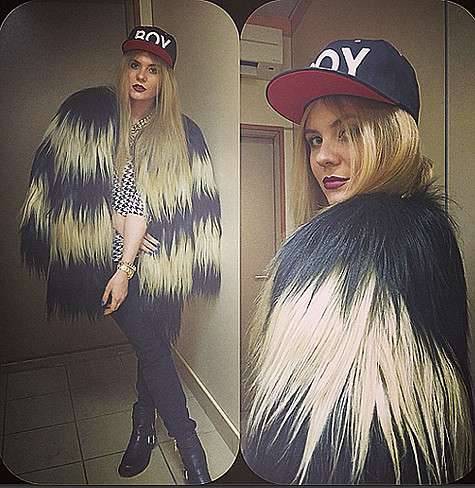 Пока мама выступала на сцене, Анна Шульгина примеряла ее шубку. Фото: Instagram.com/anna_shulgina.