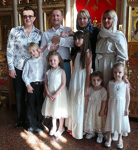 Рома Жуков с женой и детьми в храме Преподобного Сергия Радонежского. Фото: Ирина Кораева.