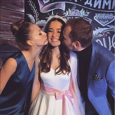 Невеста с удовольствием принимала поздравления от своих друзей. Фото: социальные сети