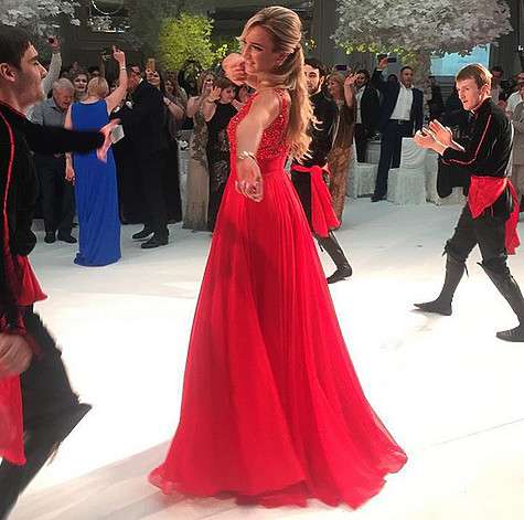 В какой-то момент Ольга Бузова пустилась в пляс. Фото: социальные сети