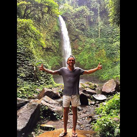 Видимо, так на Влада подействовала романтическая обстановка острова. Фото: социальные сети