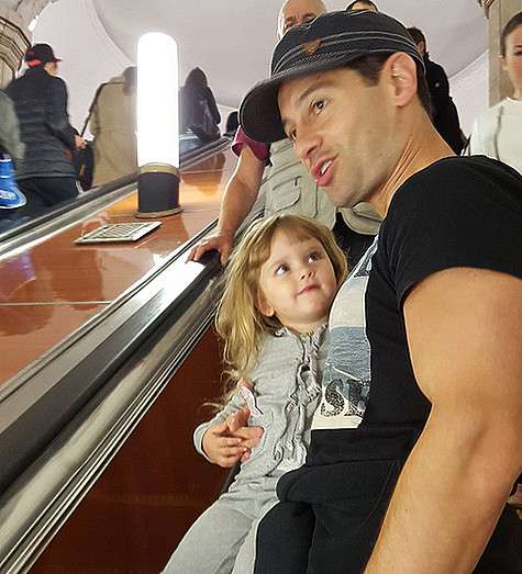 Макарские в московском метро. Фото: Instagram.com/makarskie. Макарские в московском метро. Фото: Instagram.com/makarskie.