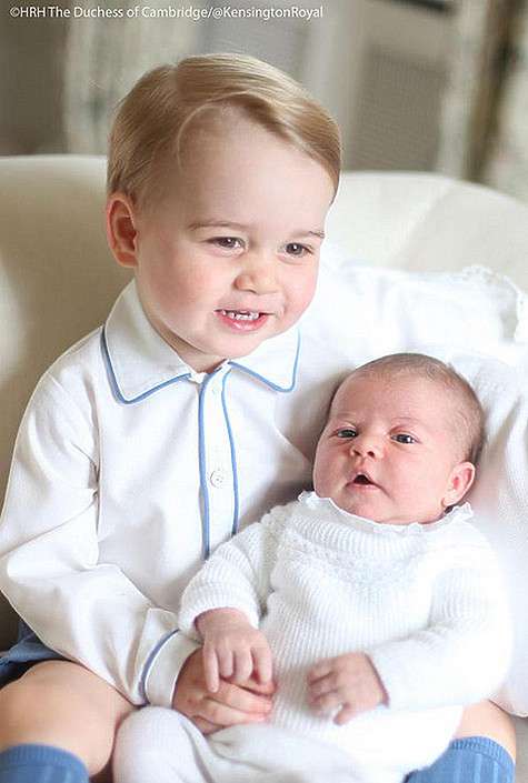 Снимки принца Джорджа и принцессы Шарлотты сделаны мамой малышей Кейт Миддлтон пару недель назад в Сандрингемском дворце. Фото: Twitter.com/@KensingtonRoyal.