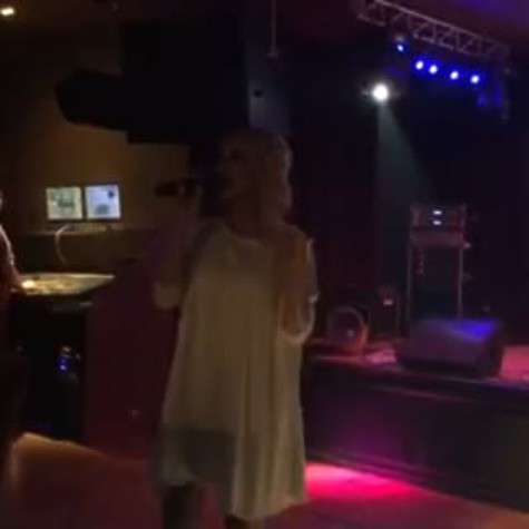 Лера Кудрявцева тоже показала свои вокальные способности. Фото: instagram.com