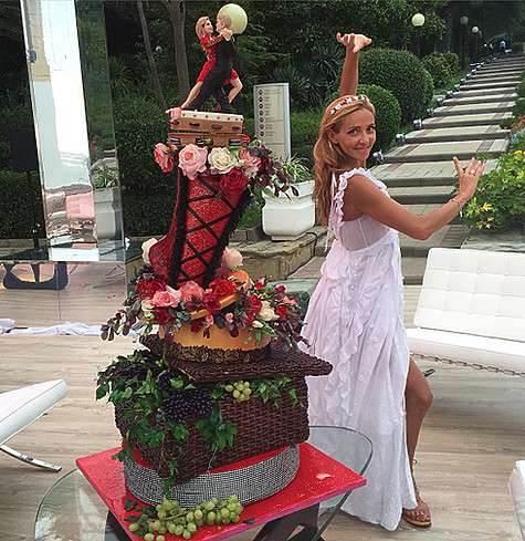 Торт для второго дня свадьбы напоминал стройный стан фигуристки. Фото: Instagram.com. Торт для второго дня свадьбы напоминал стройный стан фигуристки. Фото: Instagram.com.