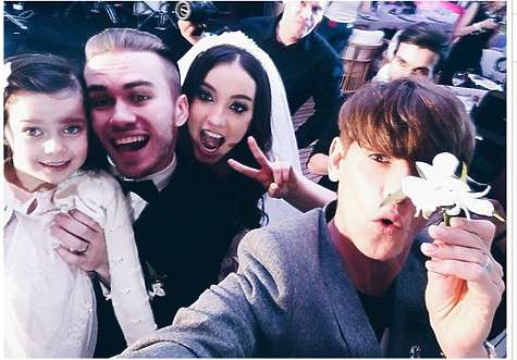 Подвязку невесты поймал Влад Лисовец. Фото: социальные сети