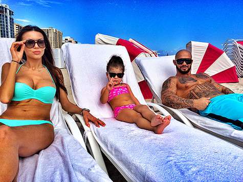 Джиган с женой и дочкой. Фото: материалы пресс-служб.