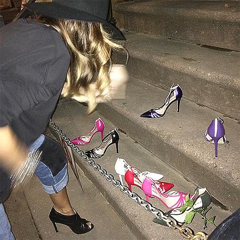 На ступенях дома Кэрри, который снимался в Вест-Вилладж, Паркер расставила несколько туфель из коллекции SJP by Sarah Jessica Parker. Фото: Instagram.com/sjpcollection.