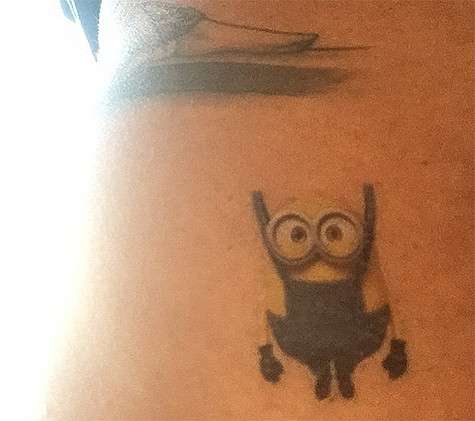 Дэвид Бекхэм сделал тату миньона. Фото: Instagram.com/victoriabeckham.