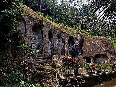 Некоторые храмы высечены прямо в горах.