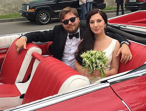 В ЗАГС Иван Парфенов и Мария Бройтман отправились на красном кабриолете. Фото: Facebook.com/elena.chekalova.