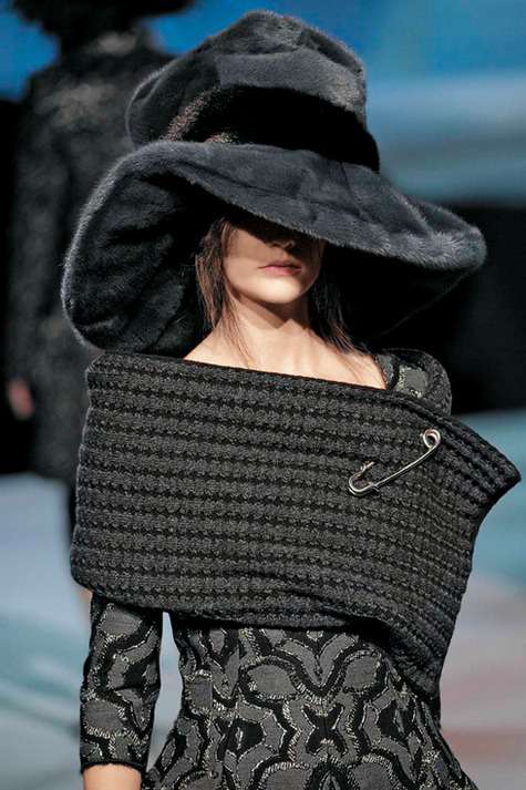 Самым скандальным, как обычно, был Марк Джейкобс: гигантские меховые шляпы, буйство цветов. В противовес ему — коллекция Кельвина Кляйна и BCBG.