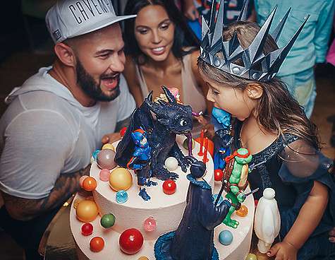 Маленькая Ариела была счастлива от всех сюрпризов и задула свечи на праздничном торте, украшенном фигурками героев мультфильмов. Фото: материалы пресс-служб