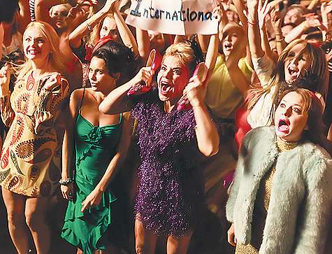 Звезда сериала «СашаТаня» Валентина Рубцова (крайняя справа) и телеведущая Липа Тетерич когда-то были участницами группы «Девочки» и работали вместе с «Иванушками» в одном продюсерском центре. На съемках они сыграли ярых фанаток коллектива. Фото: материал