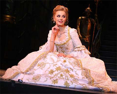 «В мюзикле «Красавица и чудовище» мое платье весило 16 килограммов, оно было широкое, тяжелое все расшитое камнями Сваровски. Тяжелая юбка постоянно била меня по ногам, я постоянно ходила в синяках». Фото: www.bystrova.ru.