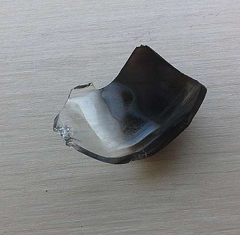 Елена Борщева наблюдала солнечное затмение через это стекло. Фото: Instagram.com. Елена Борщева наблюдала солнечное затмение через это стекло. Фото: Instagram.com.