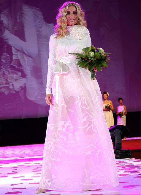 Саша Савельева в свадебном платье на показе (премьера фильма «Предложение»). Фото: Лилия Шарловская.