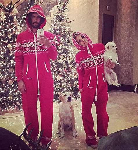 Кэйли Куоко и ее муж Райан Свитинг позируют в одинаковых новогодних костюмах. Фото: Instagram.com.