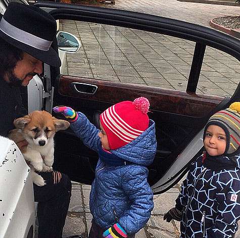 Филипп Киркоров исполнил мечту дочки и сына и подарил им щенка по имени Лоренцо. Фото: instagram.com/fkirkorov.