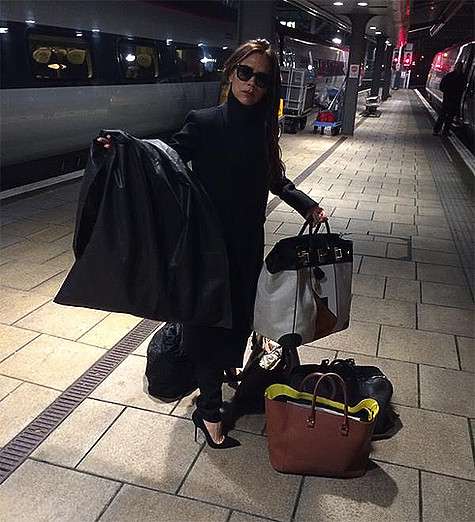 «Где тут поезд до манчестерского универмага?» - подписала этот снимок Виктория Бекхэм. Фото: Twitter.com/@victoriabeckham.