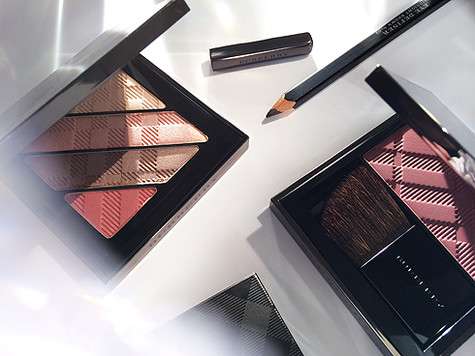 Коллекция макияжа под названием «Английская роза» от Burberry, также как и коллекция одежды с показа, выполнена в приглушенных розовых и бежевых тонах, которые подчеркивают естественный цвет кожи. Фото: материалы пресс-служб.