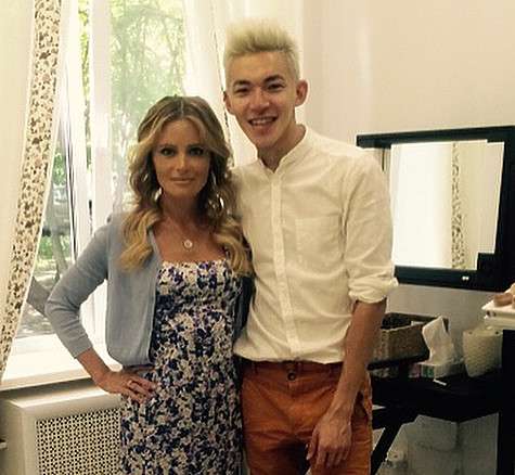 Телеведущая опубликовала фотографию из салона с мастером, который ей сделал праздничную прическу для помолвки. Фото: Instagram.com/danaborisova_official.