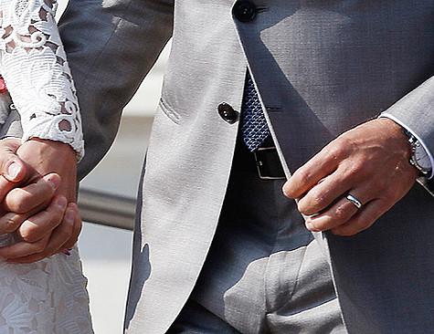 А на руке Джорджа Клуни теперь сияет простое кольцо из белого золота. Фото: AP.