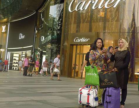 Мусульманские женщины тоже следят за модой. Мусульманские женщины тоже следят за модой.