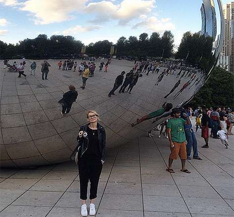 Эвелина Хромченко на фоне скульптуры Cloud Gate. Фото: Facebook.com/evelina.khromtchenko.