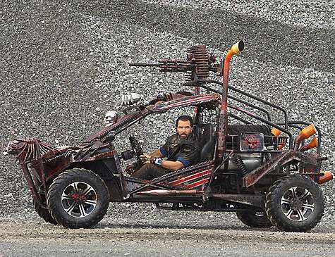На съемочной площадке клипа «Я ранен» Денис Клявер устроил гонки в духе фильма «Безумный Макс». Фото: материалы пресс-служб.