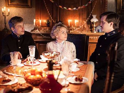 Приключения студентов, которых играют Александр Домогаров-младший и Александр Головин, начинаются после посещения своей знакомой Кати, в роли которой выступила Анна Хилькевич. Фото: материалы пресс-служб.