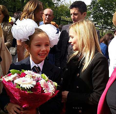 Julianachalova: «Веруша!! На линейке со своим классным руководителем))!! И мы с папой Женей на заднем фоне)))))». Фото: Instagram.com/julianachalova. Julianachalova: «Веруша!! На линейке со своим классным руководителем))!! И мы с папой Женей на заднем фоне)))))». Фото: Instagram.com/julianachalova.