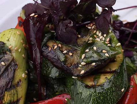 Салат с запеченными овощами. Фото: материалы пресс-служб.