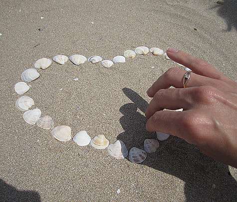 В России помолвка имеет скорее формальное значение, но все равно именно предложение руки и сердца является первым шагом влюбленных к семье.