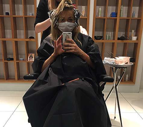 Вопреки предрассудкам, актриса сходила в салон красоты. Фото: Instagram.com/annakhilkevich.